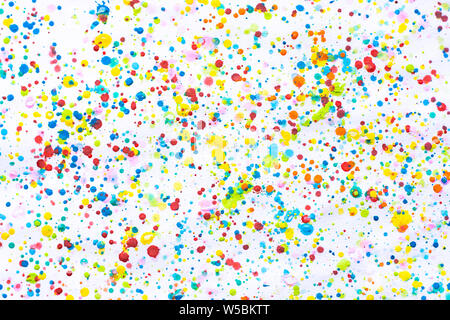 La couleur de l'eau colorée peinture splash. Blot, Blurred spot. avec la texture. Plusieurs points chauds et de l'eau tache de couleur sur fond blanc Banque D'Images