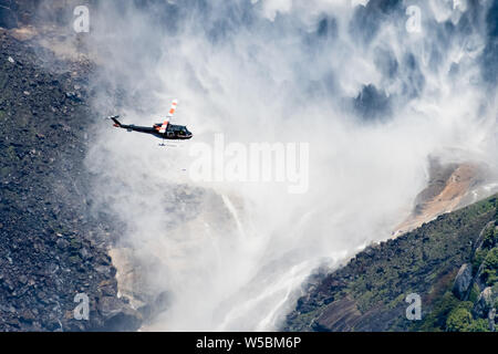 Vol en hélicoptère à proximité du point de chute de la région de Yosemite Falls, Yosemite National Park, Californie Banque D'Images