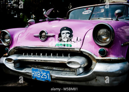 Image du héros révolutionnaire et l'icône de Che Guevara à l'avant d'une voiture classique taxi cubain à La Havane, Cuba Banque D'Images
