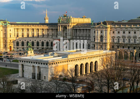 Vue sur le toit de la Hofburg du Musée d'Histoire Naturelle. La Hofburg est l'ancien palais impérial de principal à Vienne, Autriche. Banque D'Images