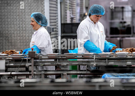 Dans les coulisses des Apetito factory à Trowbridge, Wiltshire, ce qui rend les aliments produits en masse pour les hôpitaux du NHS au Royaume-Uni. Banque D'Images