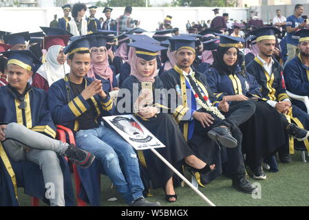 D'Aden, au Yémen. 27 juillet, 2019. Les diplômés universitaires yéménite assister à une grande célébration dans un stade à Aden, Yémen, le 27 juillet 2019. Des centaines de diplômés universitaires dans tout le sud de la ville portuaire d'Aden se sont réunis avec leurs familles et amis dans un stade pour assister à la célébration du festival. Cependant, des années de conflits meurtriers entre les forces du Gouvernement yéménite et les rebelles Houthi tourné leur diplôme célébration dans un temps de déception et de confusion au lieu de la joie et de grandes attentes. (Photo de Murad Abdo/Xinhua) POUR ALLER AVEC 'Fe Crédit : Xinhua/Alamy Banque D'Images