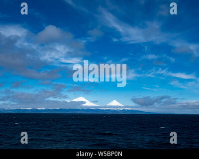 Une vue sur le volcan et Pavlof Pavlof soeur sur l'Alaska Peninsual et l'anneau de feu, USA Banque D'Images