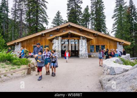 27 juin 2019 Yosemite National Park / CA / USA - People walking in et out de Glacier Point visitor centre Banque D'Images