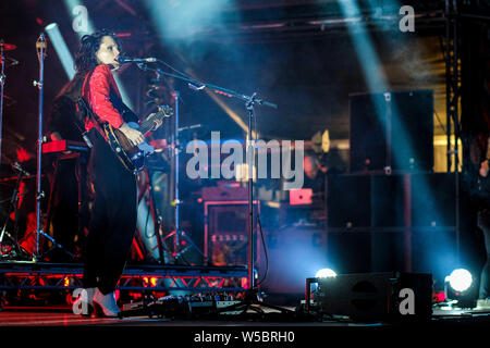 Charlton Park, Malmesbury, Wiltshire, Royaume-Uni. 27 juillet, 2019. Anna Calvi joue sur la scène Open Air Festival WOMAD (World of Music Arts and Dance) le samedi 27 juillet 2019 à Charlton Park, Malmesbury. . Photo par Julie Edwards. Banque D'Images