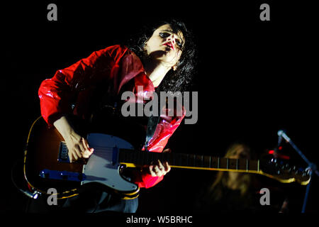 Charlton Park, Malmesbury, Wiltshire, Royaume-Uni. 27 juillet, 2019. Anna Calvi joue sur la scène Open Air Festival WOMAD (World of Music Arts and Dance) le samedi 27 juillet 2019 à Charlton Park, Malmesbury. . Photo par Julie Edwards. Banque D'Images