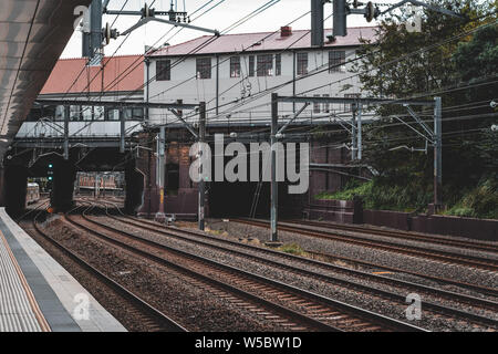 Newtown, Nouvelle Galles du Sud - 23 juin 2019 : En attendant le train sur un jour nuageux à Newtown. Banque D'Images