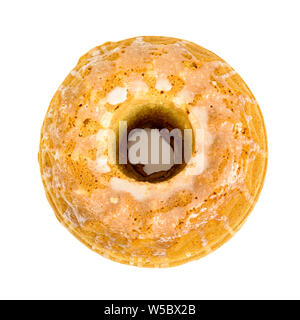 Vue de dessus du gâteau bundt avec du sucre glace isolé sur fond blanc avec clipping path Banque D'Images