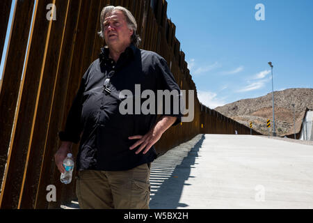 Le 27 juillet 2019, Sunland Park, New Mexico, USA : l'ancien stratège en chef de la Maison Blanche STEVE BANNON se tient à côté d'un des clôture le long de la frontière américano-mexicaine au cours de la 'Symposium' mur à l'événement. Crédit : Joel Angel Juarez/ZUMA/Alamy Fil Live News Banque D'Images