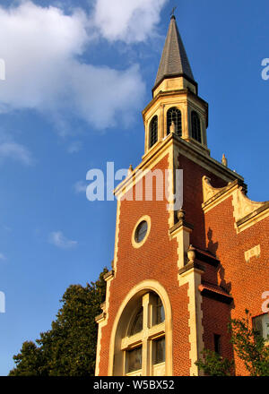 St François d'assise Eglise catholique se trouve dans le centre d'Oklahoma City contre un ciel bleu. Banque D'Images