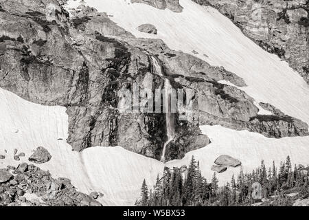 La fonte des neiges de la montagne Notchtop rss Grace tombe dans le Parc National des Montagnes Rocheuses, au Colorado. Banque D'Images