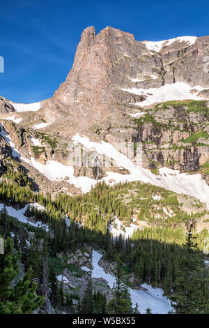 La fonte des neiges de la montagne Notchtop rss Grace tombe dans le Parc National des Montagnes Rocheuses, au Colorado. Banque D'Images