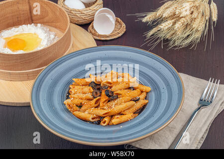 L'Italien pâtes Penne à la sauce tomate avec sauce arrabiata. Concept de pâtes. Banque D'Images