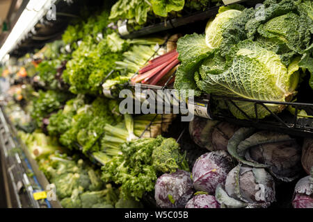 Légumes frais sur étagère dans un supermarché Banque D'Images