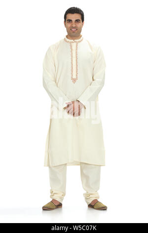 Homme portant des vêtements traditionnels Banque D'Images
