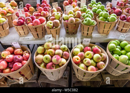 Les pommes pour la vente à un marché de producteurs à Baltimore, MD Banque D'Images