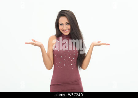 Woman gesturing and smiling Banque D'Images