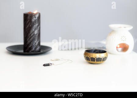 Accueil chaleureux, décor intérieur de bougies allumées. Les chandelles allumées en chandelier avec de la fumée sur fond gris. Un espace réservé au texte.Soft focus. Banque D'Images