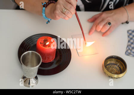 Fortune Teller s'interroge sur la bougie, fortune teller faire amour magique orthographie. Psychiques mystique, la voyance et la divination. Banque D'Images