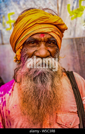 Barsana, Inde - 23 février 2018 - vieil homme à barbe grise et jaune turbin se repose pendant le festival Holi Banque D'Images