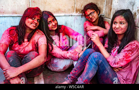 Barsana, Inde, Holi Festival, 24 févr. 2018 - Les femmes sourire en couvert de peinture lors du Festival Holi en Inde Banque D'Images