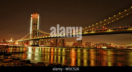 BROOKLYN, NEW YORK, Mars 27, 2018 : Manhattan Pont de Dumbo Park juste après le coucher du soleil Banque D'Images