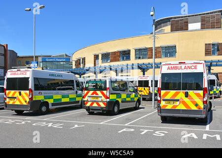 Vue arrière du patient soins divers livraison ambulances garées devant l'entrée principale de l'hôpital NHS Queens Romford Havering East London England UK Banque D'Images