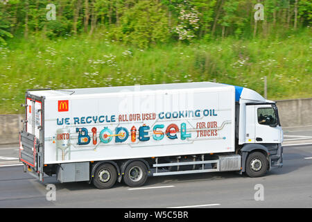 La publicité sur le côté du fast food McDonalds Camion Camion raconte comment utiliser l'huile de cuisson est le recyclage en BioDiesel pour leurs jardins England UK Banque D'Images