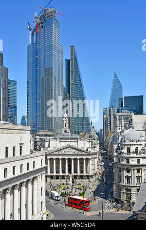 Ville de Londres rues skyline at 22 Bishopsgate monument historique au-delà du site de construction de gratte-ciel Royal Exchange Building London England UK Banque D'Images