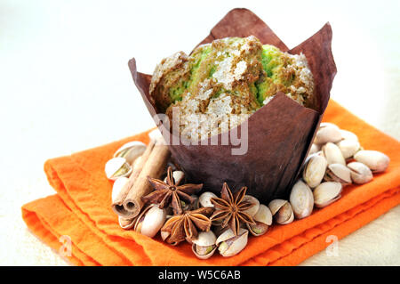 Muffin aux noix et aux épices maison de matin Banque D'Images