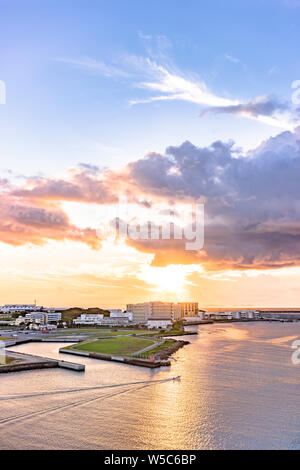 Coucher de soleil sur la mer à Sumiyoshi-cho, Naha, Okinawa du Loisir Hotel Banque D'Images