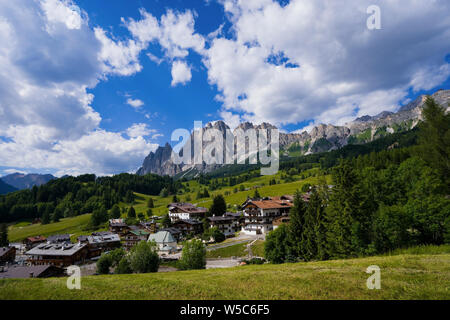 Cortina d'Ampezzo, Cristallo derrière, Ampezzo Dolomites, Dolomites, Alpes, Italie Banque D'Images