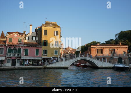 Venise, Italie - Venise ville classique avec scène magnifique canal et clocher de l'église en arrière-plan dans le magnifique crépuscule du soir au coucher du soleil en été. Banque D'Images