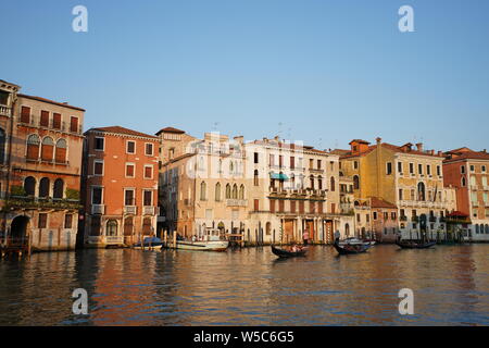 Venise, Italie - Venise ville classique avec scène du Grand Canal sur beau soir au coucher du soleil en été, Banque D'Images