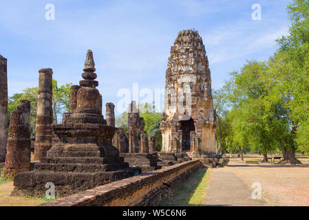 Journée ensoleillée sur les ruines de l'ancien temple bouddhique Wat Phra Pai Luang. Sukhothai, Thaïlande Banque D'Images
