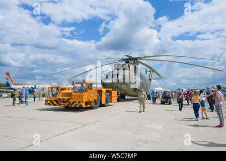 Joukovski, Russie - le 20 juillet 2017 : le remorquage de l'hélicoptère de transport lourd de Mi-26T2. Fragment du MAKS-2017 air show Banque D'Images