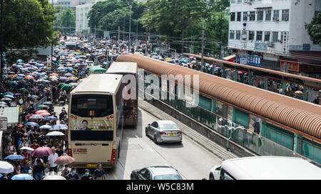 27 juillet 2019 - Hong Kong de protestation anti-projet de loi sur l'extradition à Yuen Long. Des milliers de manifestants mars pacifiquement dans la rue. Banque D'Images