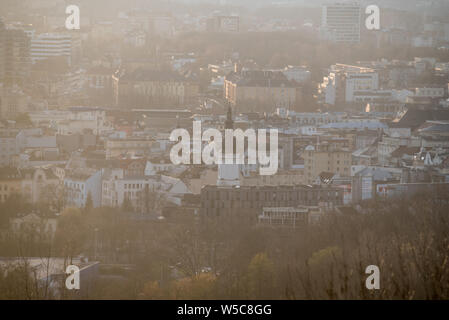 Vue d'Ostrava centre-ville de Halda Ema hill en République tchèque au cours de journée d'automne brumeux Banque D'Images