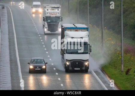 North West, UK. Météo France : le dimanche 28 juillet 2019. Un temps se déplace lentement à travers le pays aujourd'hui par le nord avec des températures plus fraîches et fortes pluies pour certains comme il se déplace lentement à travers le Royaume-Uni en tant que ces automobilistes ont découvert à l'état humide A55 passant par Flintshire, au nord du Pays de Galles © DGDImages/AlamyNews Banque D'Images