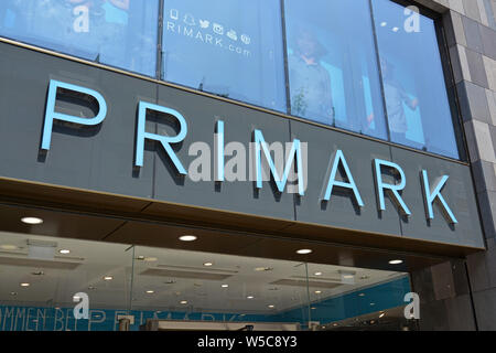 Mannheim, Allemagne - Juillet 2019 : Store front avec logo de marque de vente au détail de vêtements bon marché "Primark" en Allemagne Banque D'Images