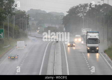 North West, UK. Météo France : le dimanche 28 juillet 2019. Un temps se déplace lentement à travers le pays aujourd'hui par le nord avec des températures plus fraîches et fortes pluies pour certains comme il se déplace lentement à travers le Royaume-Uni en tant que ces automobilistes ont découvert à l'état humide A55 passant par Flintshire, au nord du Pays de Galles © DGDImages/AlamyNews Banque D'Images