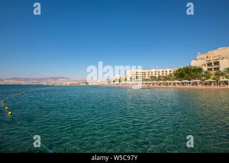 Aqaba, Jordanie - le 6 novembre 2017 : Les gens se détendre sur la plage, dans le golfe d'Aqaba Mer Rouge à l'hôtel InterContinental Aqaba en Jordanie, Jordanie. Banque D'Images