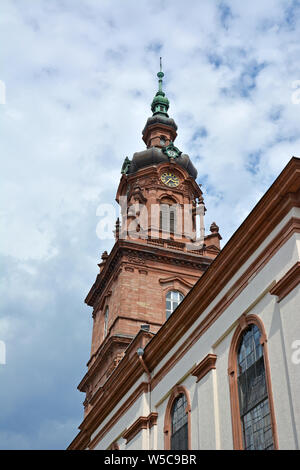 Tour de l'horloge de ville allemande chucrh Konkordien "CityKirche" dans la ville de Mannheim en face de ciel nuageux ciel d'été Banque D'Images