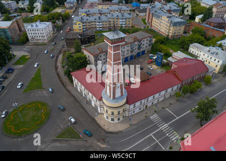 Ancienne tour de guet dans le paysage urbain (Photographie aérienne). Rybinsk, Russie Banque D'Images