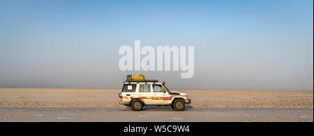Un Land Cruiser sur la route dans la dépression Danakil , Éthiopie Banque D'Images