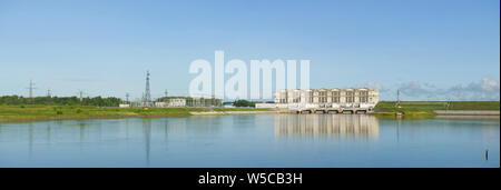 Panorama de la station hydroélectrique de Rybinsk le long d'une journée de juillet. Yaroslavl region, Russie Banque D'Images