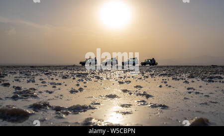 Land Cruisers et touristique au milieu d'un lac salé en dépression Danakil , Éthiopie Banque D'Images