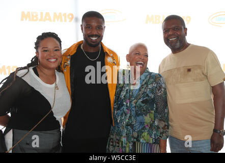 Le 27 juillet 2019, Hollywood, CA, USA : 27 juillet 2019 - Hollywood, Californie - Jamila Jordan, Michael B. Jordan, Donna Jordan, Michael A. Jordan. Michael B. Jordan et Lupus LA PRÉSENTE 3e MBJAM19 tenue à Dave & Busters. Crédit photo : FSadou/AdMedia (crédit Image : © F Sadou/AdMedia via Zuma sur le fil) Banque D'Images