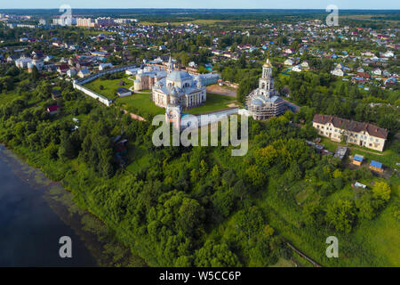 Borisoglebsky monastère dans un paysage urbain sous le soleil d'après-midi de juillet (Photographie aérienne). Torjok, Russie Banque D'Images