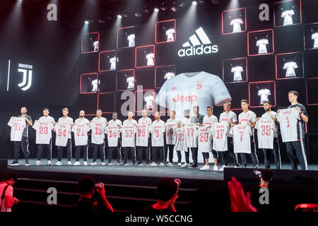 Les joueurs de la Juventus F.C. assister à une conférence de presse pour lancer de nouvelles 2019-2020 matchs à l'International au cours de la Coupe des Champions 2019 Tournoi de football à Shanghai, Chine, le 25 juillet 2019. Banque D'Images